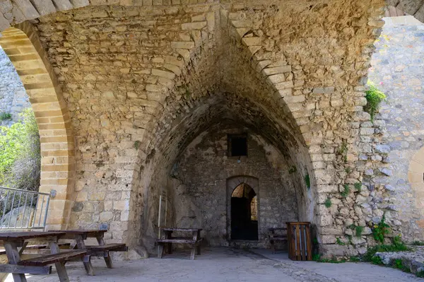 St. Hilarion Kalesi 'ndeki zarif ortaçağ kemerleri bu tarihi kalenin mimari güzelliğini gözler önüne seriyor..