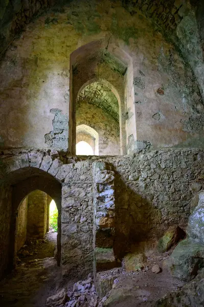 Aziz Hilarion Şatosu 'nun içinde, taştan sunak tabanı ve kemerli pencereleri olan, yumuşak güneş ışığıyla yıkanmış bir ortaçağ şapelinin kalıntıları..