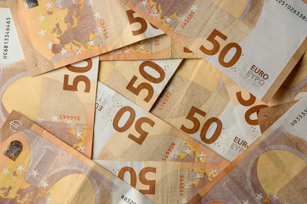Artistik olarak düzenlenmiş renkli 50 Euro 'luk banknotlar koleksiyonu, ayrıntılı desenlerini ve dokularını vurguluyor..