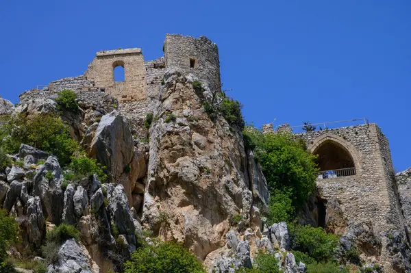 Bulutların Üzerindeki St. Hilarion Kalesi Kuleleri, 2025