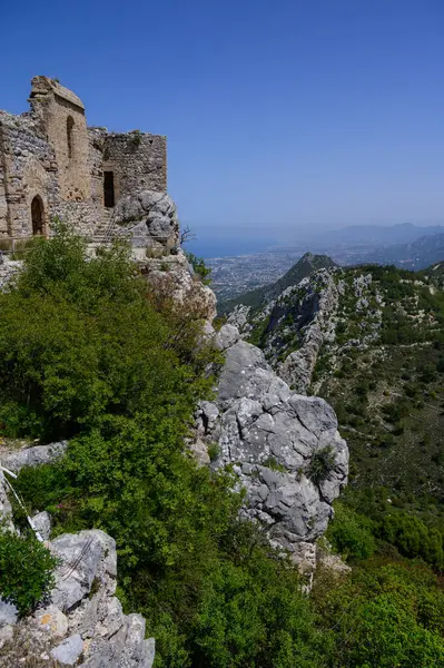 St. Hilarion Şatosu, Akdeniz 'in nefes kesen manzarasıyla Kyrenia dağlarının tepesine tünemişti. Kuzey Kıbrıs 'ın üzerinde tarihi bir mücevher.