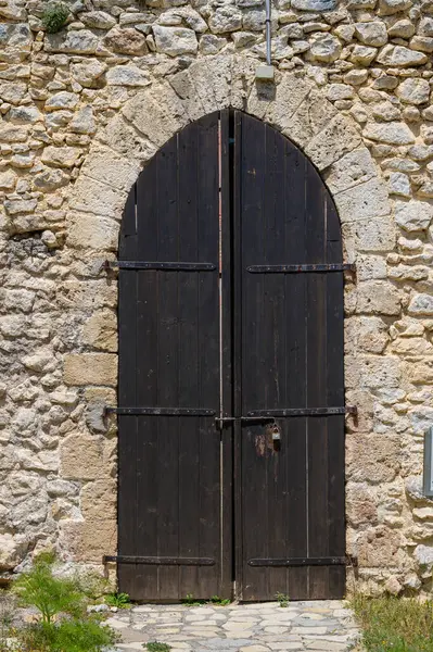 Kuzey Kıbrıs 'taki St. Hilarion Kalesinin Antik Ahşap Kapısı
