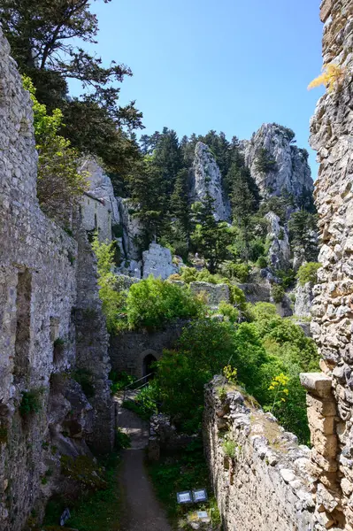 Aziz Hilarion Kalesi 'nin içindeki antik taş duvarlar ve ortaçağ kemerleri. Kuzey Kıbrıs 'ta tarihi mimari.