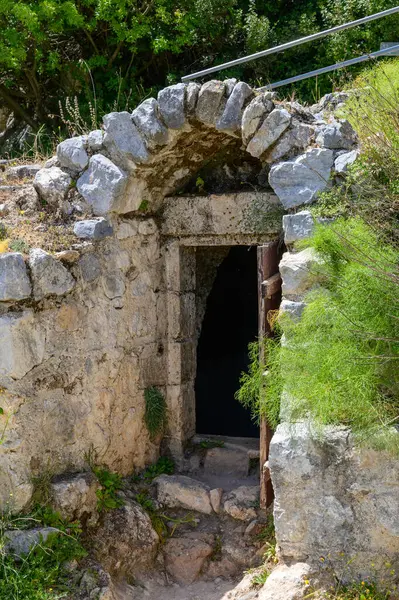 Kuzey Kıbrıs 'taki St. Hilarion Kalesi' nin zindanına giden antik taş girişi, yıpranmış ortaçağ duvarları ve gizemleriyle çevrili..