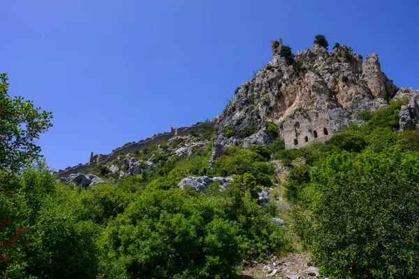 Deniz manzaralı St. Hilarion Kalesi kalıntıları, Kıbrıs 2025