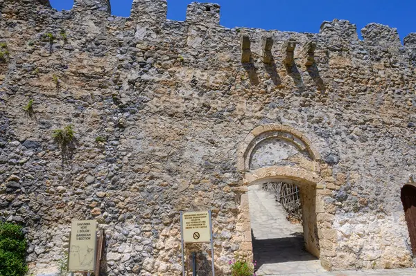 St. Hilarion Kalesi 'nin kalıntıları Akdeniz' in nefes kesici manzarasıyla bir dağ sırtında yer almaktadır.