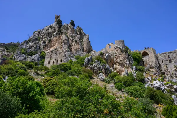 St. Hilarion Şatosu 2025 'te Kuzey Kıbrıs manzarası üzerinde yükselen taş kuleleriyle çevrili..