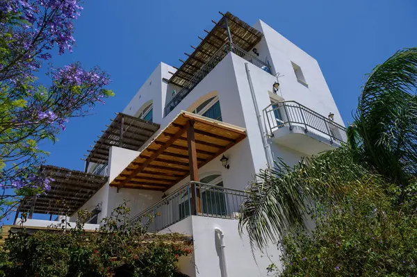 Akdeniz kıyı şeridi yakınlarındaki Kıbrıs tatil kompleksinde güneşli beyaz villalar.