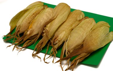 Köy yüzeyinde yakın planda kavrulmuş mısır.