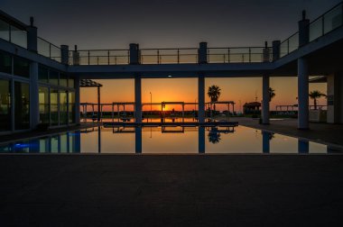 Kıbrıs 'ta Deniz ve Havuz Üzerinde Gün Batımı