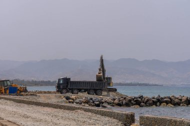 Kıbrıs Rum Kesimi Kıyısında Kazıcı Deniz Kayalarını Çöpe Yüklüyor