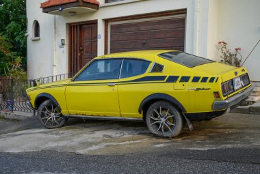 Lefke, Kıbrıs 05.30.2025 Klasik Sarı Mitsubishi Galant Lambda Lefke 'de Kıbrıs Sokağı' nda