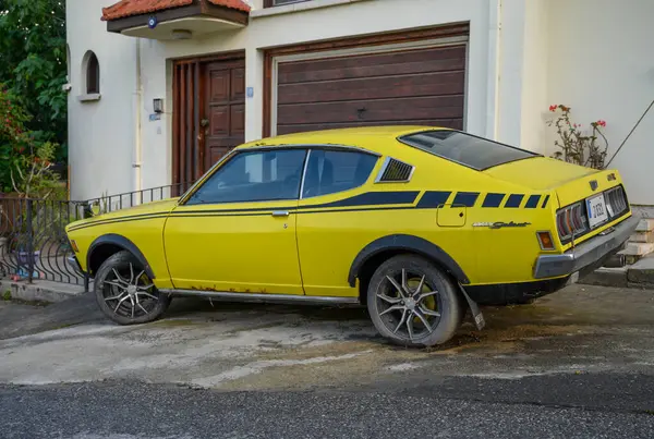Lefke, Kıbrıs 05.30.2025 Klasik Sarı Mitsubishi Galant Lambda Lefke 'de Kıbrıs Sokağı' nda