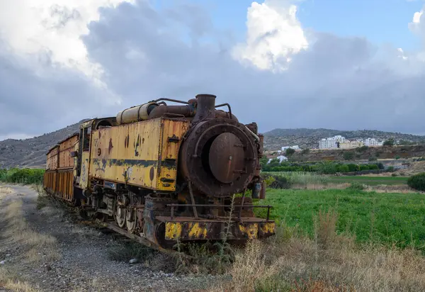 Eski İngiliz sarı buharlı lokomotifi güneşli Akdeniz semaları altında Kıbrıs 'ta korunmuş ve açık havada sergilenmiştir..