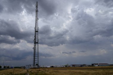 Telekomünikasyon kulesi, Kıbrıs 'ta bir tepenin üzerinde kırsal ve kentsel alanlarda sinyal gücünü güvence altına alarak açık bir gökyüzüne karşı duran mobil ağ kapsama alanı için.