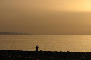 Babası küçük çocuğunu Kıbrıs plajında tutuyor.