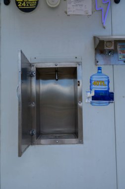 Kıbrıs Rum Kesimi 'nin yerleşim bölgesinde temiz içme suyu sağlayan otomatik su otomatiği. Uygun ve çevre dostu hidrasyon çözeltisi.