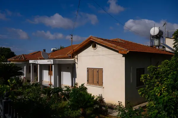 Lefke 'deki Eski Sokak, Beyaz Yıkanmış Duvarlar ve Kemerli Kapılar