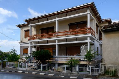 Eski Lefke kasabasındaki geleneksel evler ve dar sokakların manzaralı manzarasında, gerçek Kıbrıs cazibesi ve Akdeniz atmosferi sergileniyor.