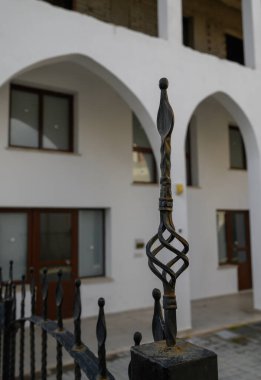 Kıbrıs 'ın sakin bir kasabasında geleneksel kavisli unsurları ve Akdeniz cazibesine sahip klasik bir bembeyaz ev..