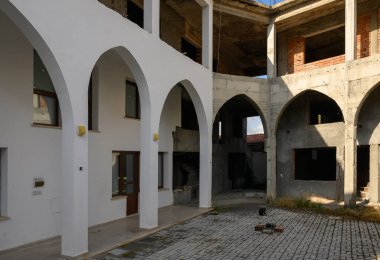 Kıbrıs 'ta bulunan zarif kemerler ve klasik mimari ayrıntılara sahip geleneksel beyaz Akdeniz tarzı ev.