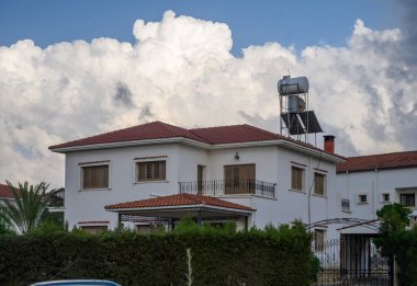 Kuzey Kıbrıs 'ın tarihi Lefke kasabasında ahşap balkonları ve kiremitli çatıları olan büyüleyici eski evler..