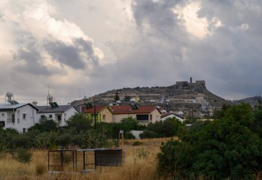 Kıbrıs 'ta manzaralı bir dağ manzaralı, geleneksel Akdeniz tarzı ve doğal çevreyi yansıtan rahat bir ev.