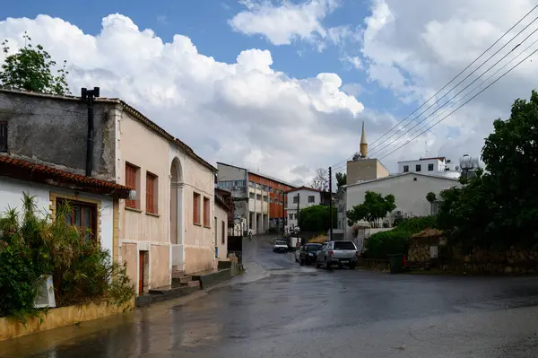 Kıbrıs 'ın sessiz sokaklarına hafif bir yağmur yağarak, eski kentte yansımalar ve sakin bir atmosfer yarattı..