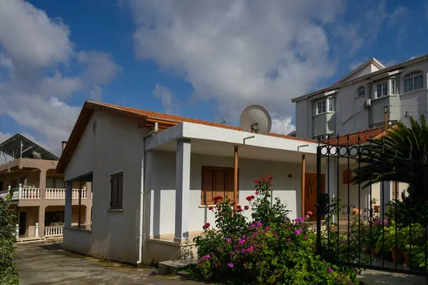 Lefke Kıbrıs 'ta Yeşil Panjurlu Geleneksel Taş Ev