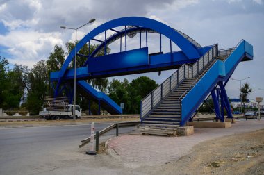 Çağdaş yaya köprüsü Kıbrıs 'ın ana caddesinden geçiyor. Yapı, yaya trafiğinin üzerindeki yayalar için güvenli geçiş olanağı sağlıyor.