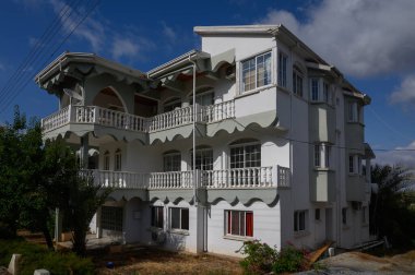 Lefke 'de Yeşil Panjurlu Geleneksel Kıbrıs Taş Evi