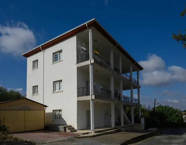 Kıbrıs Rum Kesimi 'nin Old Lefke kentindeki Taş İnşaat ve Dar Sokak