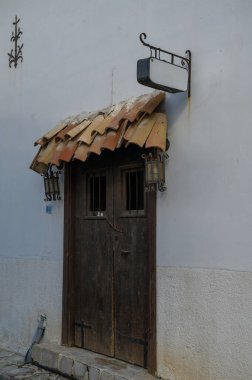 Kıbrıs 'ın Lefke kentindeki tarihi bir otelin büyüleyici klasik kapısı, geleneksel Akdeniz mimarisini yansıtıyor.