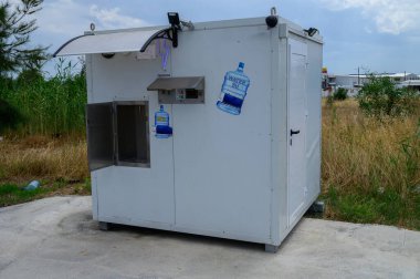 Kıbrıs 'ta Bir Sokakta Modern Su Otomatı