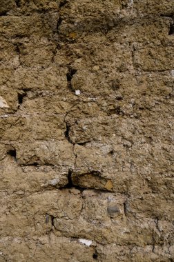 Sert ve eskimiş beton duvar yüzeyinde çatlaklar ve lekeler var. Desenli bir arkaplan ya da tasarım ögesi olarak kullanmak için mükemmel.