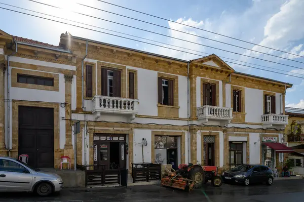 Lefke 'de geleneksel Kıbrıs evleri, beyaz duvarlar ve renkli panjurlarla dar ve huzurlu bir cadde..