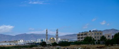 Kıbrıs 'ta Dağ Arkaplanlı Geleneksel Cami