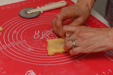 Parker House Rolls için Öksürük Kesen Kadın