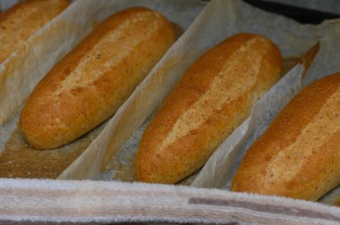 Taze şekilli Graham ekmek somunları ev fırınında pişiyor..