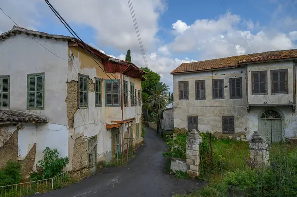 Kıbrıs Rum Kesimi 'nin Lefke kentinde Taş Evli Manzaralı Eski Sokak