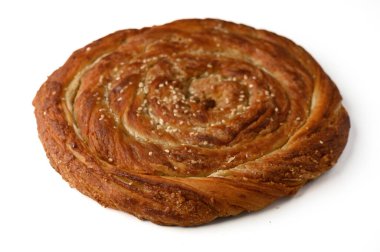 Taze pişmiş geleneksel Kıbrıs tahini rulosu (tahinopitta) zengin susam dolgusu ve altın kabuklu.