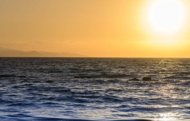 Kıbrıs Kıyı Hattı Altın Gün Batımı Yansımaları