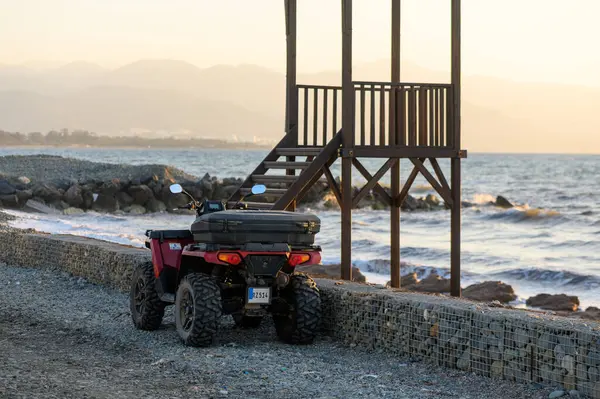 Gaziveren, Kıbrıs Rum Kesimi 05.15.2025 Quad motosikleti Kıbrıs Rum Kesimi 'nin Akdeniz kıyısına park etti.
