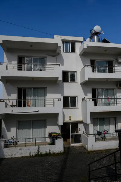 Kuzey Kıbrıs 'ın Lefke kentinde beyazlatılmış evleri olan geleneksel cadde