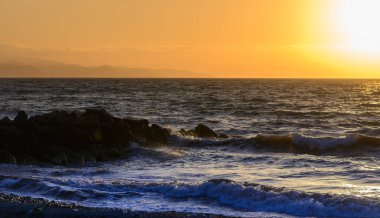 Kıbrıs 'ta hava kararırken Akdeniz' in sakin manzarası