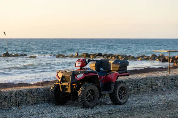 Kıbrıs Rum Kesimi 'nde Akdeniz kıyısında ATV