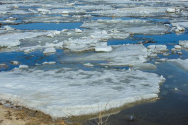 Erime sırasında Bakhthiyar Nehri 'nde büyük buz kütleleri sürükleniyor