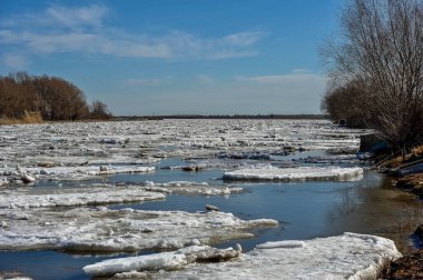 Baharın başlarında Bakhthiyar Nehri 'nde buz akıntısı