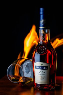 Arka planda Yanan Alevli Martell Konyak Şişesi
