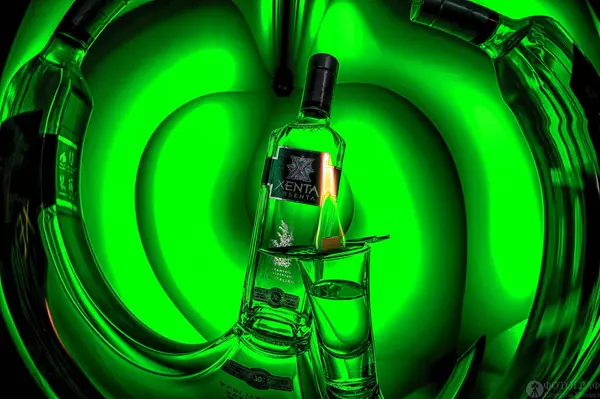 Gaziveren, Kıbrıs 05.28.2025 Absinthe Şişe ve Yeşil Arkaplanda Şaşırtmalı Şekerli Cam